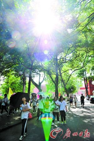 考生在校道上走著。