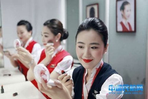 深航空姐“流光溢彩”妝“雷”翻網(wǎng)友